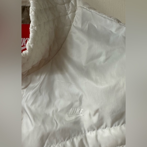 Nike women’s puffer vest - like new! Size L - Picture 4 of 5